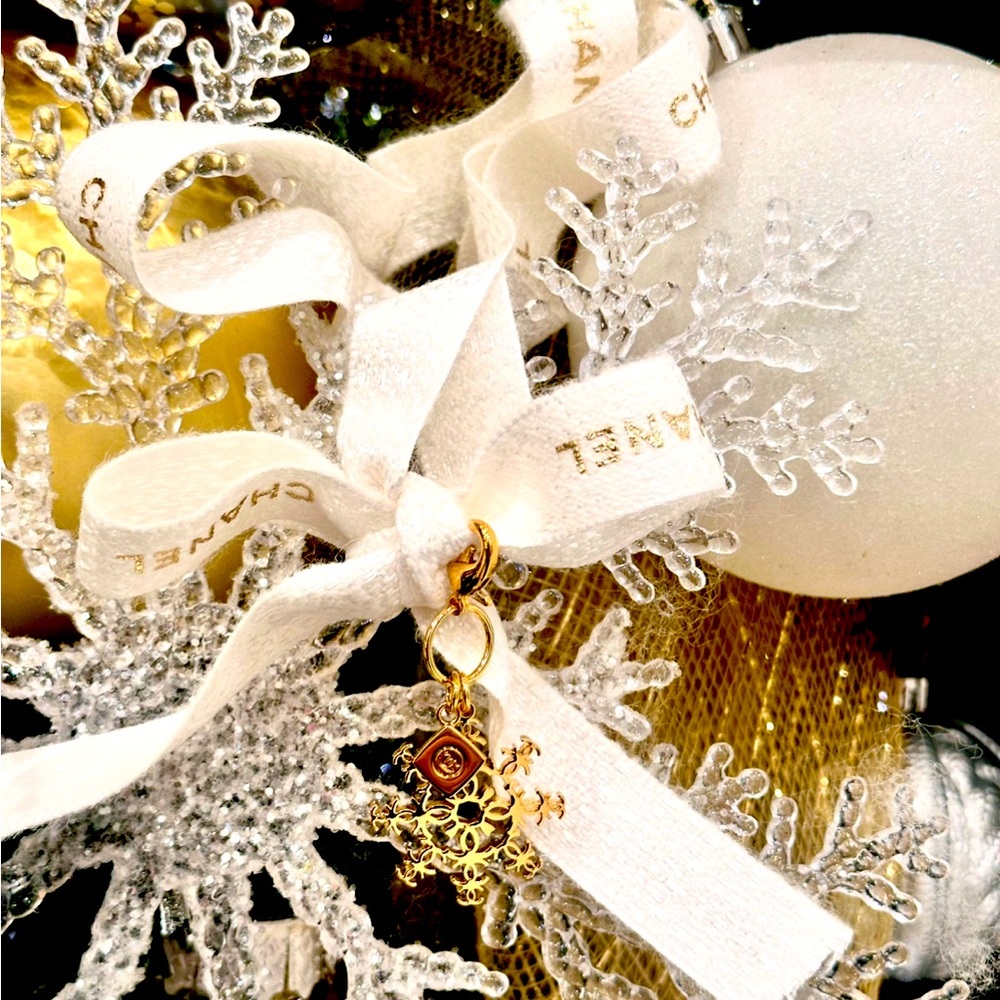 Holiday CHANEL SNOWFLAKE GOLD METAL